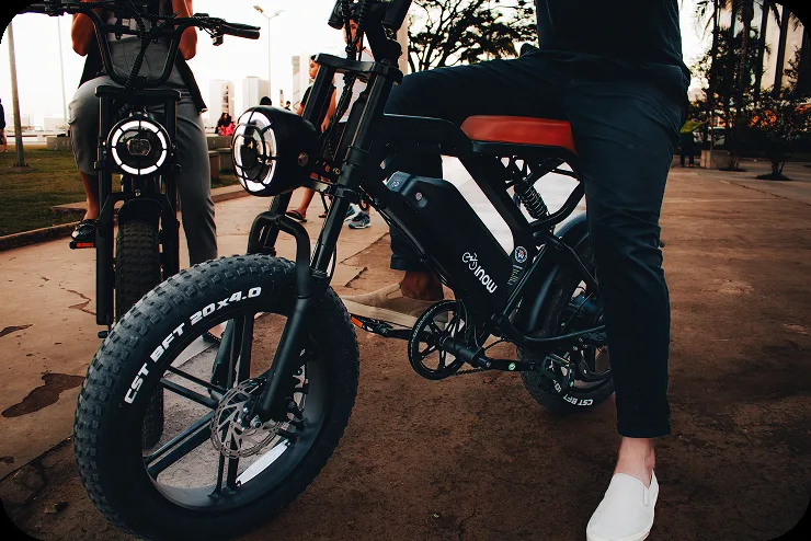 Duas bikes elétricas Topo Mob na orla ao pôr do sol