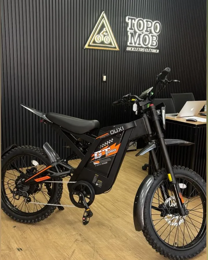 Letreiro da Topo Mob na loja em Brasília, com uma bike elétrica em exposição